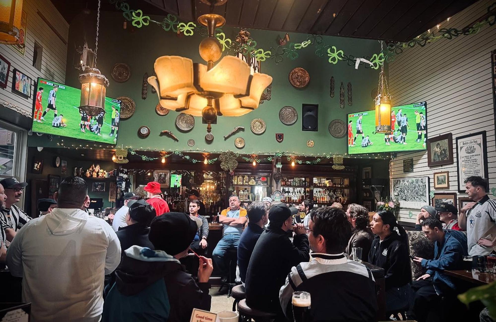 Los Angeles Tavern: Cat And The Fiddle
